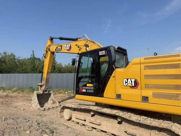 CAT323