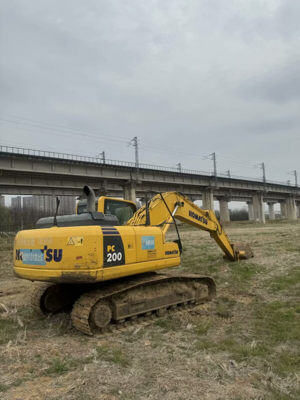 KOMATSU PC200-8